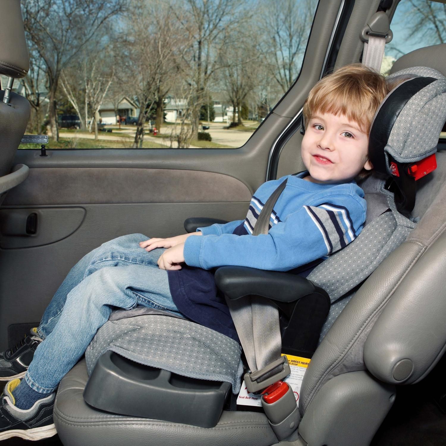 Бустер со скольки лет можно 2024. Детское кресло автомобильное. Сидушка для детей в машину. Детское кресло бустер. Кресла для детей в машину по возрасту.